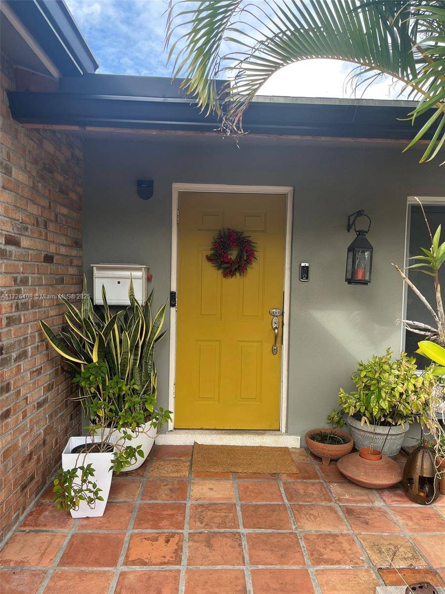 COZY HOME WAITING FOR NEW OWNER IN HOLLYWOOD HILL !