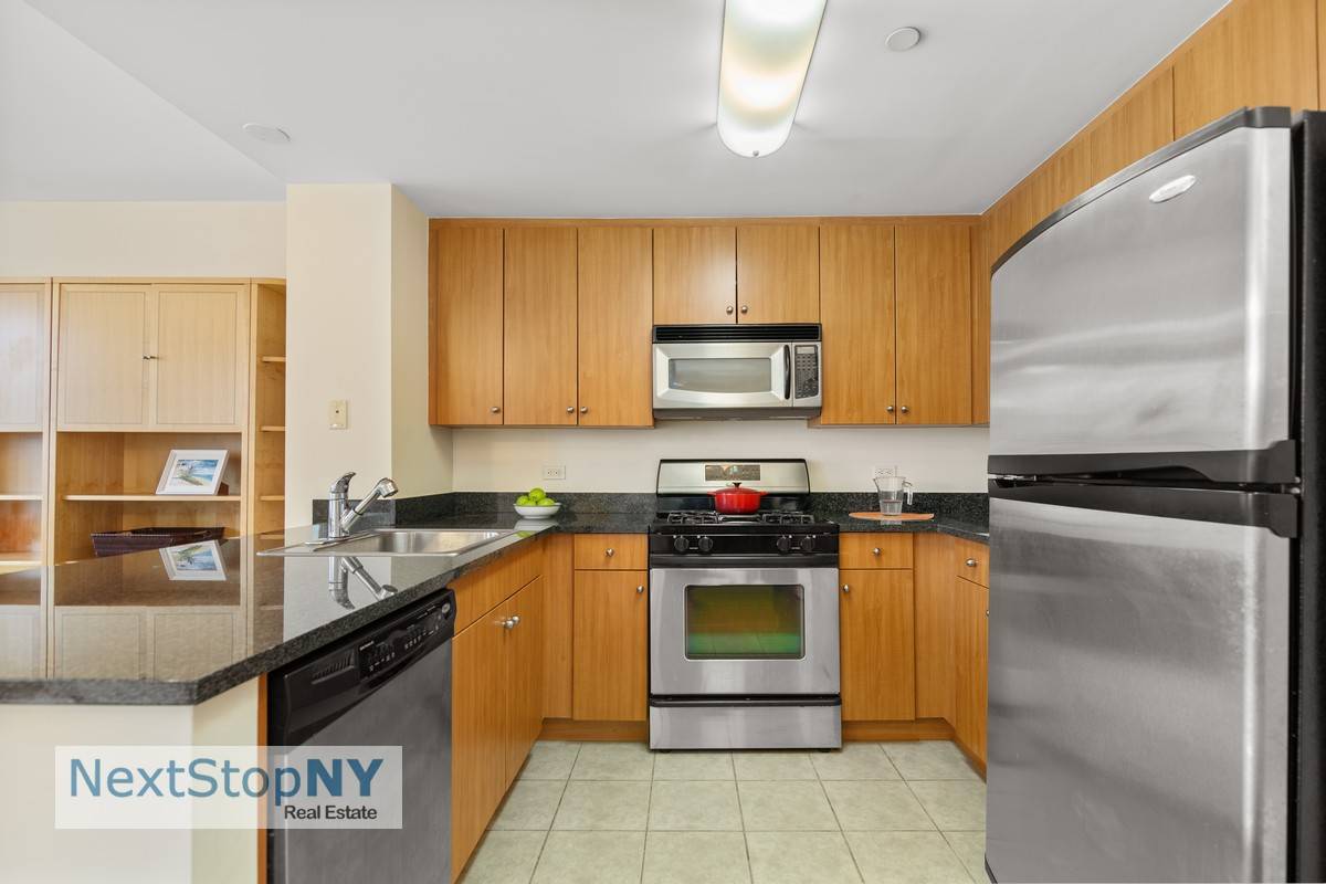Spacious 1 bed, flex 2 bed 1 bath condominium 829 sq.