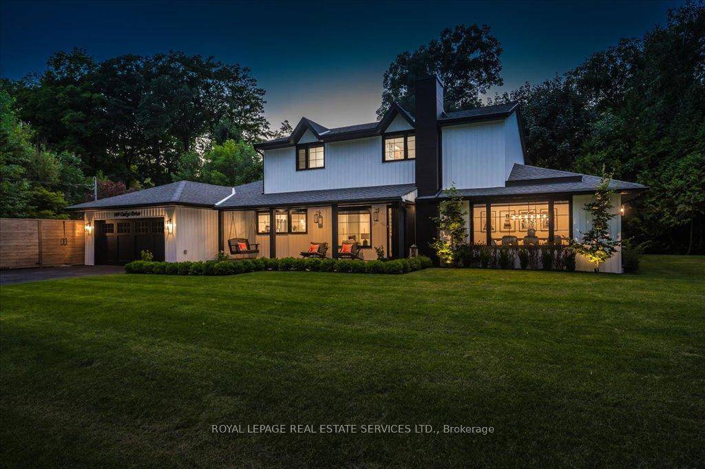 Absolutely gorgeous Modern farmhouse Masterpiece in the heart of Mineola !