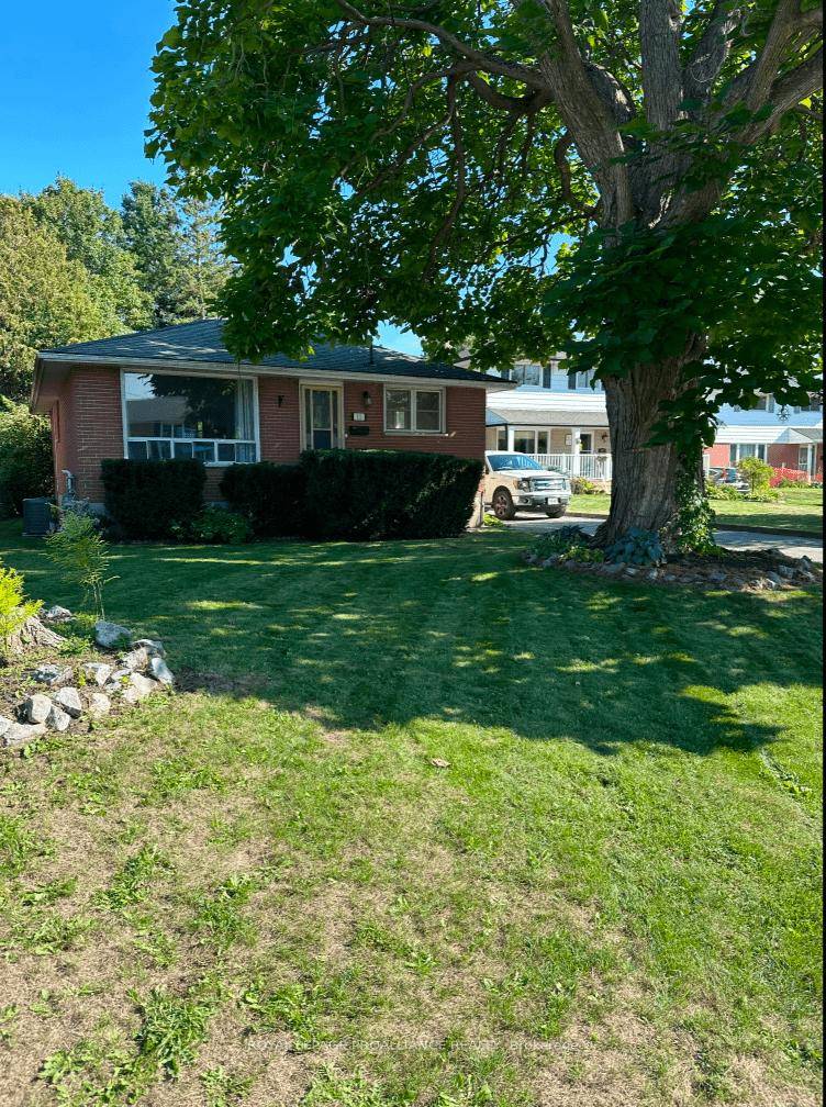 This charming 4 bedroom bungalow is located in one of East Hill's prime areas on a quiet neighborhood cul de sac just minutes to schools, churches, YMCA and shopping ; ...