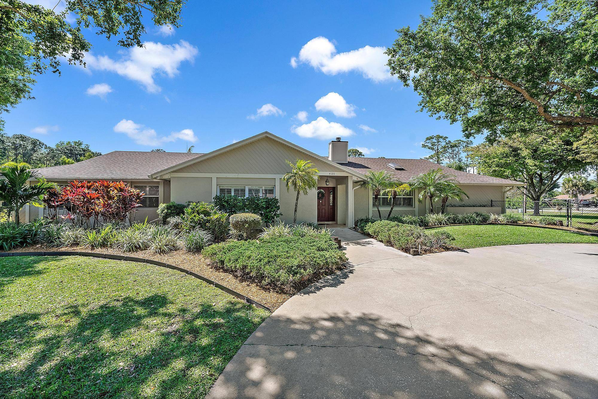PRICE REDUCED I MOVE IN READY COUNTRY RETREAT !