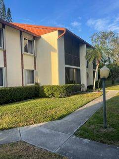 Welcome to this well maintained 2 2 condo offering the perfect blend of comfort and convenience.