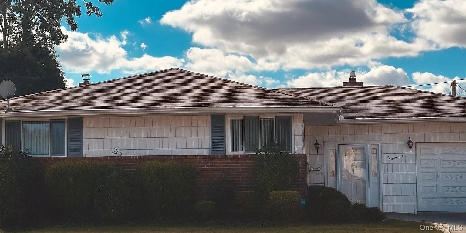 Charming 3 Bedroom 1 Bath home located in the Plainview Old Bethpage SD.