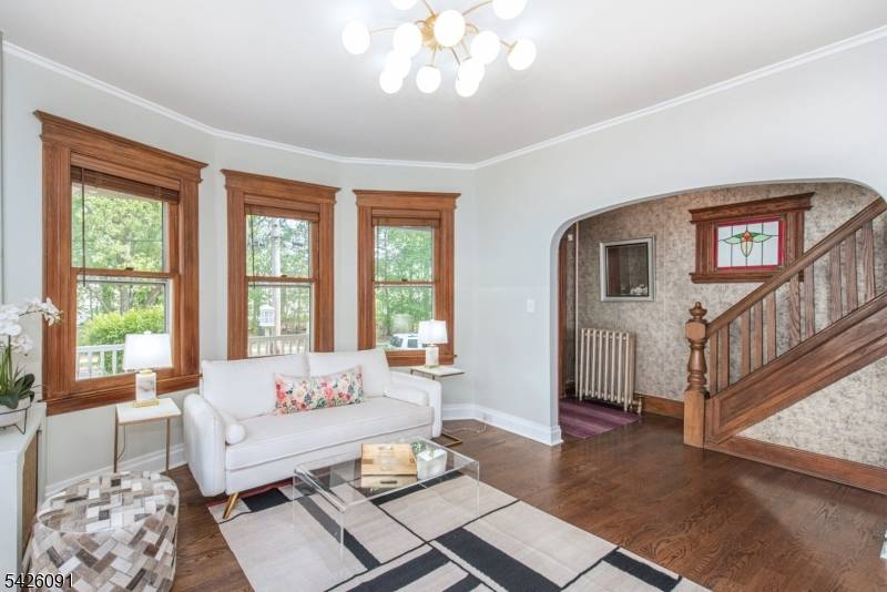 This is an exceptional opportunity to get your foot into the desirable, vibrant community of Maplewood at an affordable price.