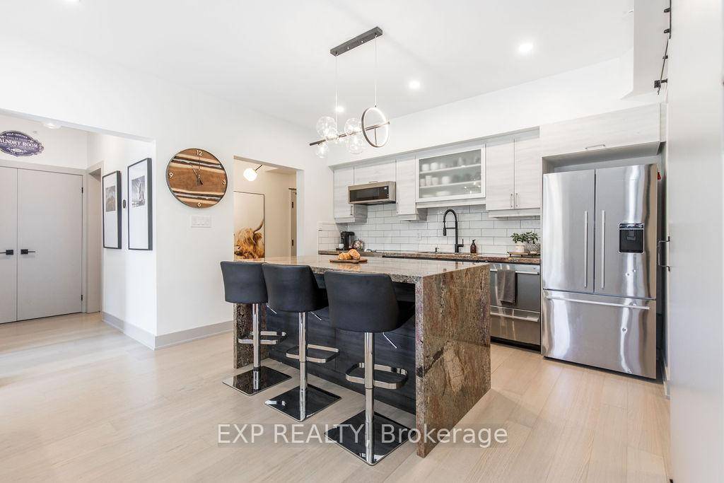 Bright and Welcoming Ground Floor Condo !