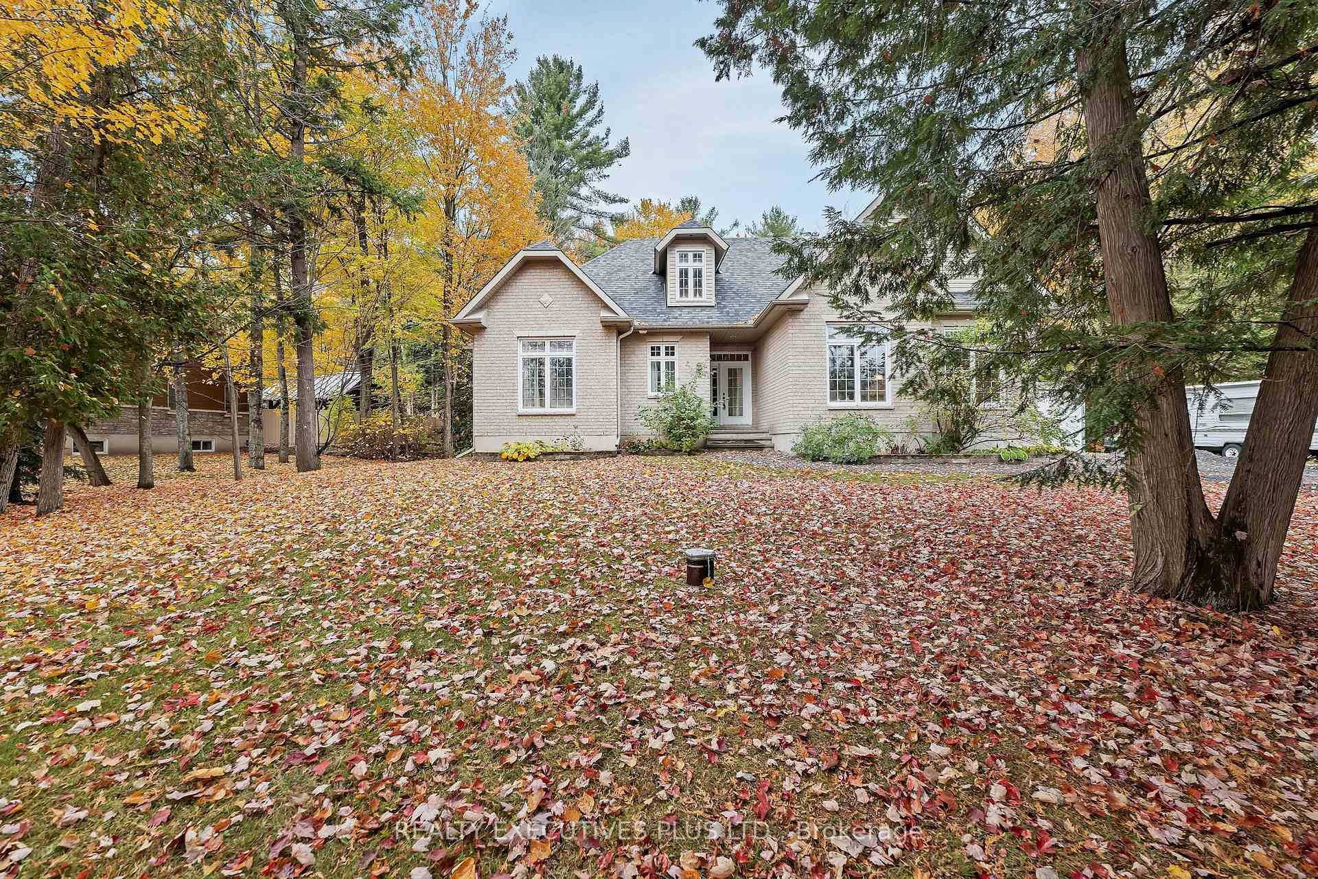 Welcome to this beautiful 3 bedroom bungalow nestled in a desirable executive enclave just minutes from Rockland.