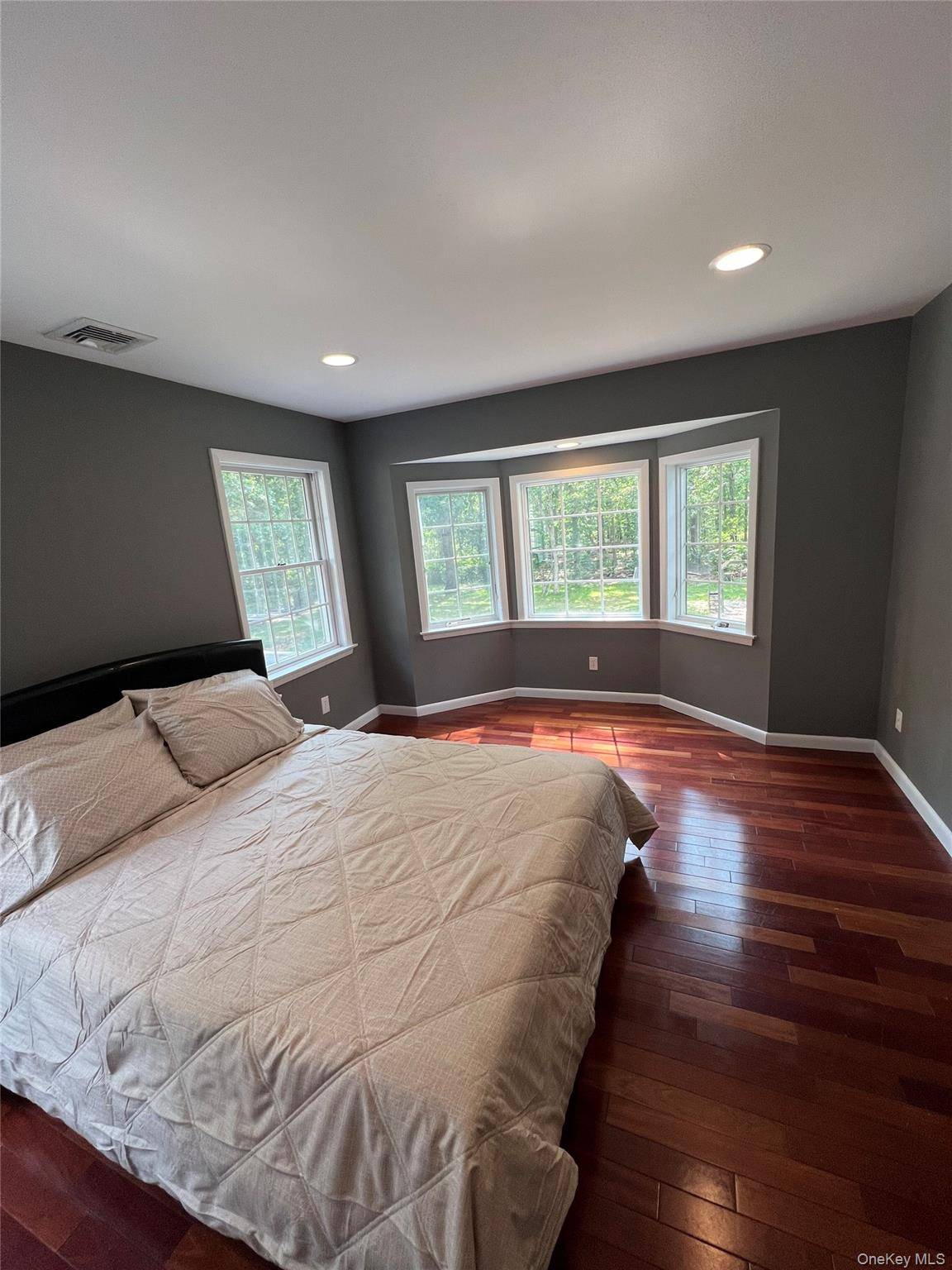 Wonderfull house for rent in Manorville, just minutes away from splash splash, acess to charter school.