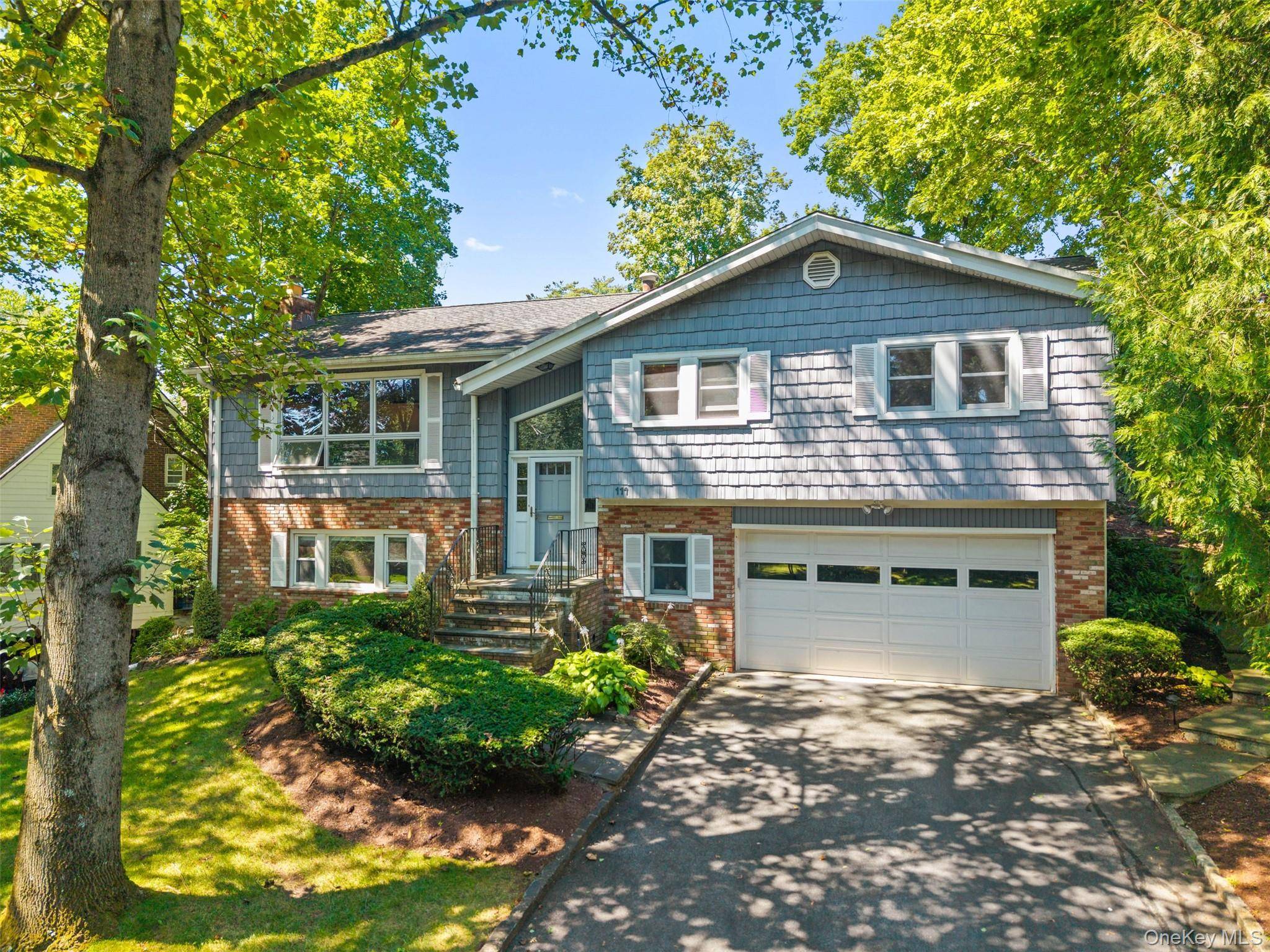 Prime Wykagyl Park Location !