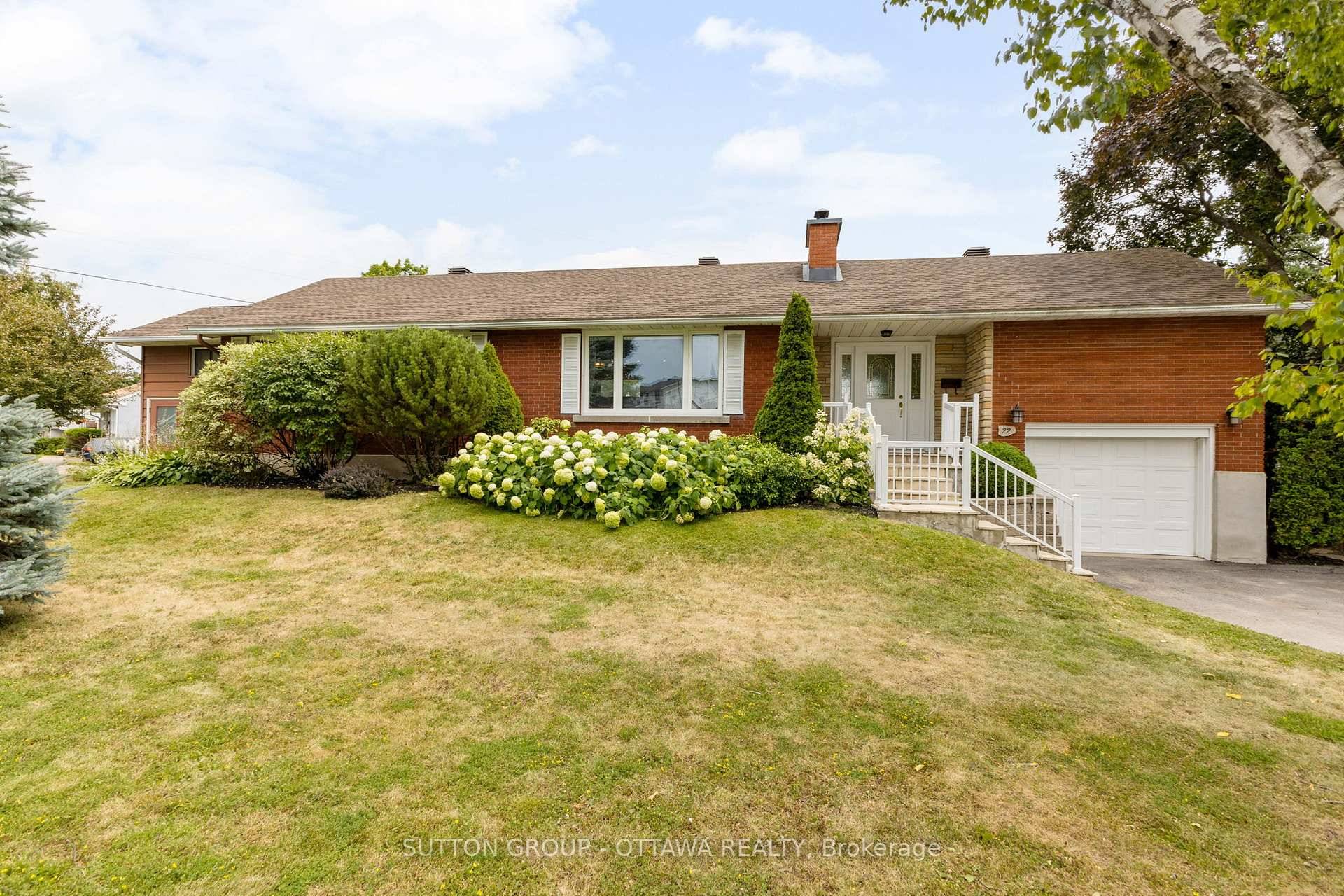 Welcome to 22 Phillip ! A 3 bedroom, 3 bathroom side split home.