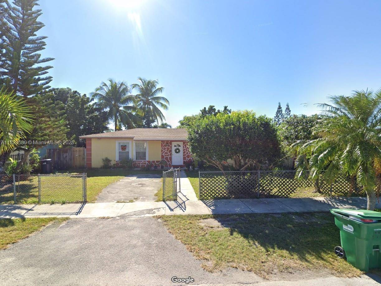 Don't miss the opportunity to live in a spacious house with many fruit trees.