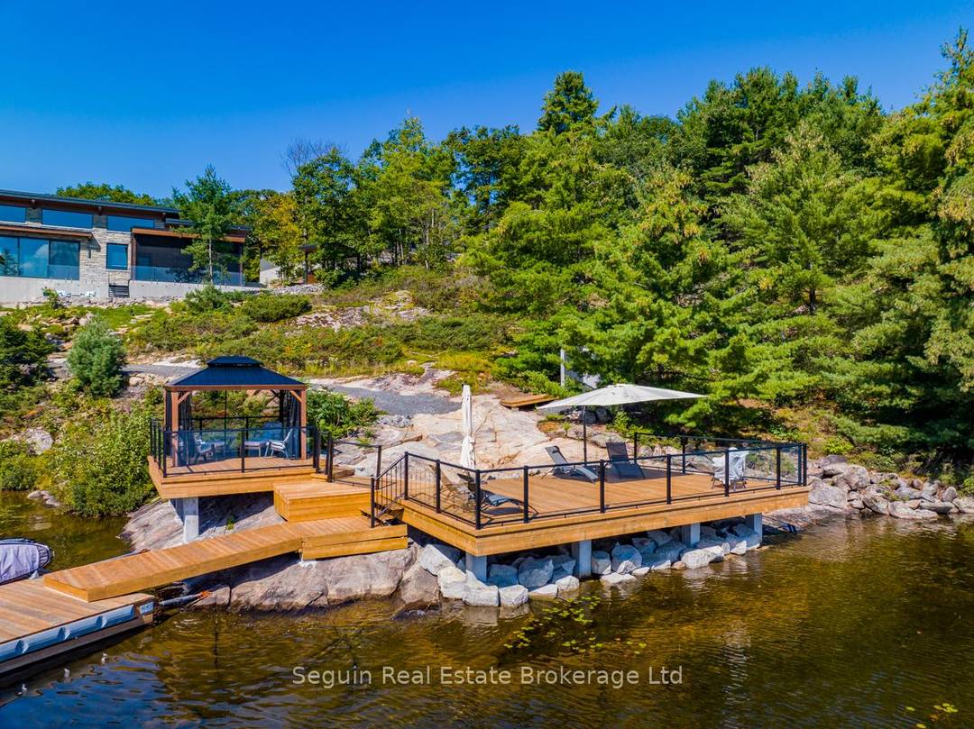 Year round Lakehouse living on 112 acres with over 1200 ft of clean and clear hard bottom shoreline.