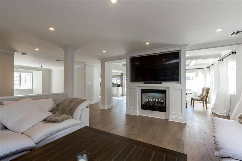 Centrally Located Large 6 Bedroom 3 Bathroom House in Desirable Westholme Section Beech Side of Long Beach.