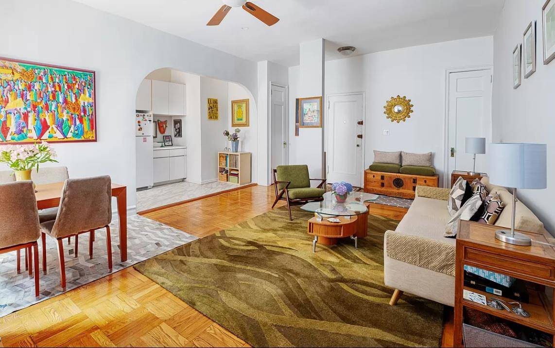 181 East 93rd Street is a magnificent loft like two bedroom home in the heart of Carnegie Hill.