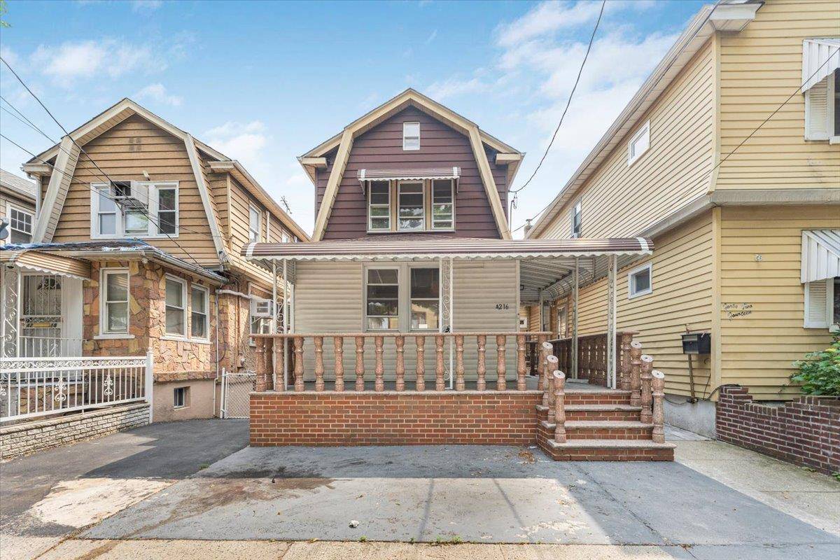 Introducing a fantastic investment opportunity in the heart of Wakefield, Bronx this well maintained duplex offers exceptional versatility and value.