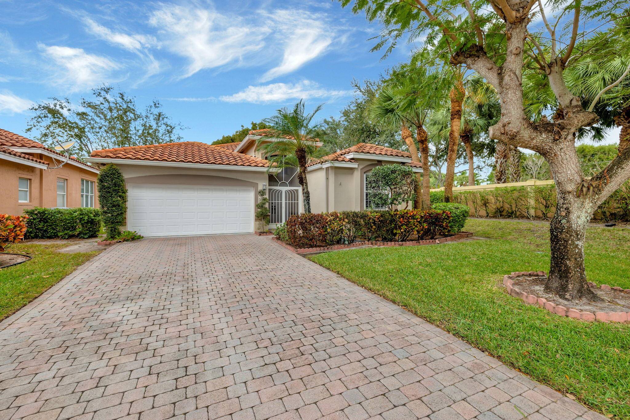 Tucked away on a peaceful cul de sac in the vibrant Ponte Vecchio West community, this 3 bedroom, 2 bathroomhome offers comfort, elegance, and privacy.