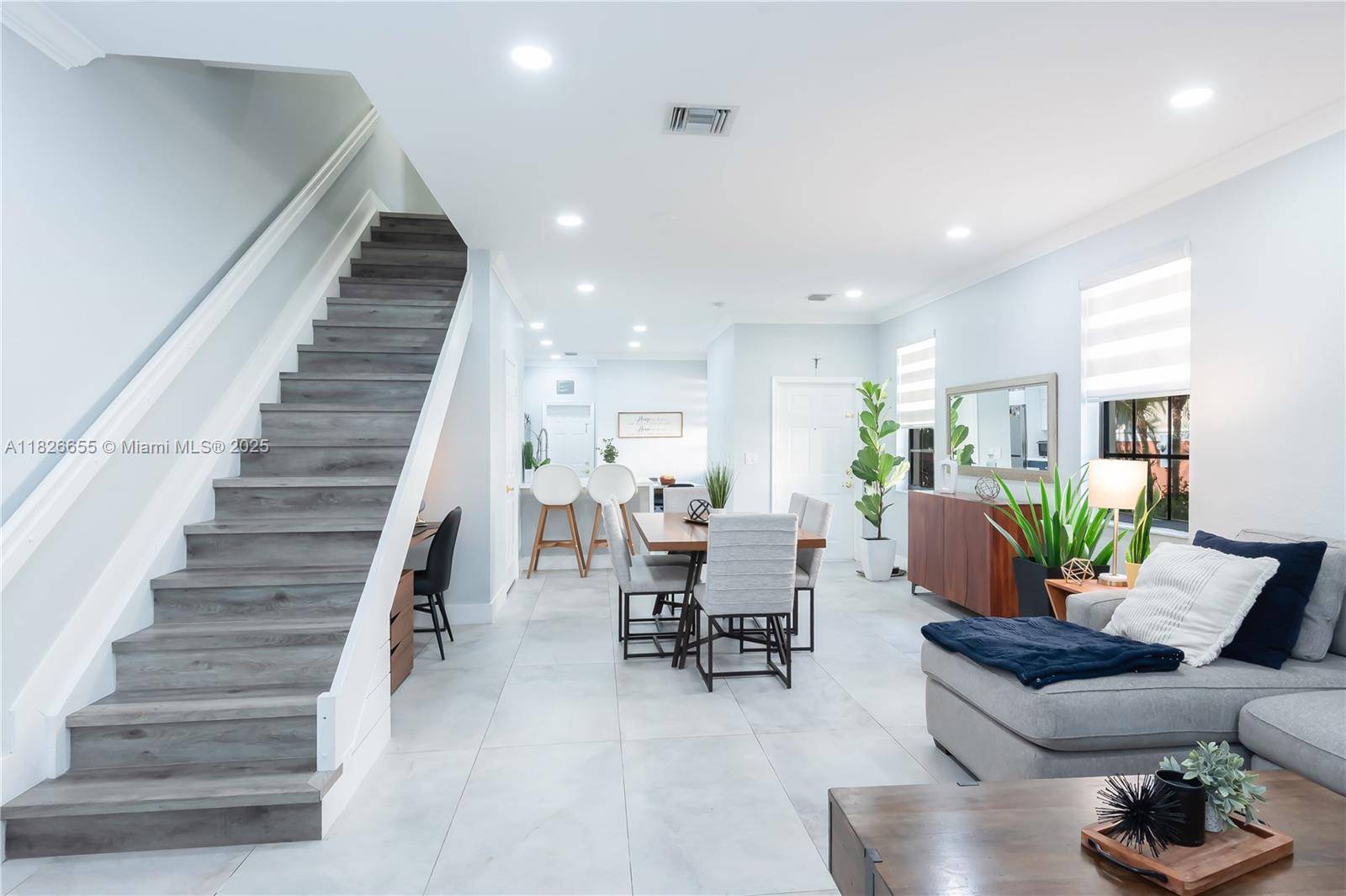 Stunning contemporary 4 Bedroom Townhouse in Weston !