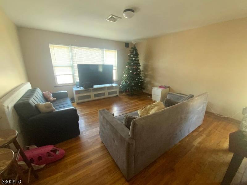 For sale 2 3bedrooms, 1 bathroom, living room, dining room, kitchen each floor.