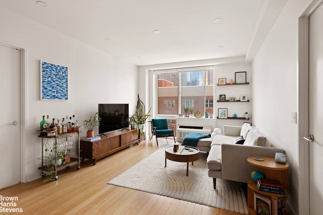 Duplex Penthouse with Private Terrace Welcome to this sun drenched, south facing 2 bedroom, 2 bathroom duplex penthouse, highlighted by a private 425 sq ft roof terrace with open City ...