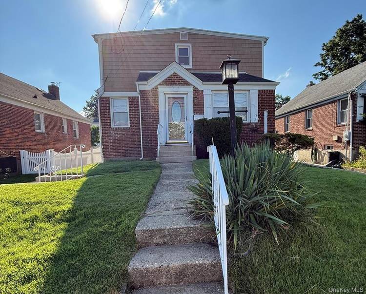 Welcome to the beautifully maintained expanded cape in the highly desirable Garden City South.