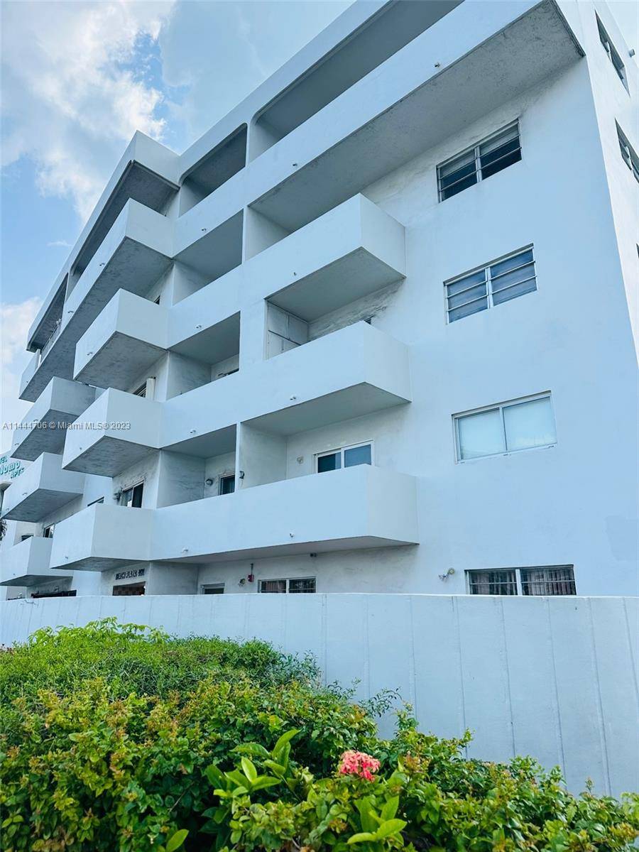 Beautiful corner 2 bed 2 baths unit with wood kitchen cabinets, granite counter tops, stainless steel appliances.