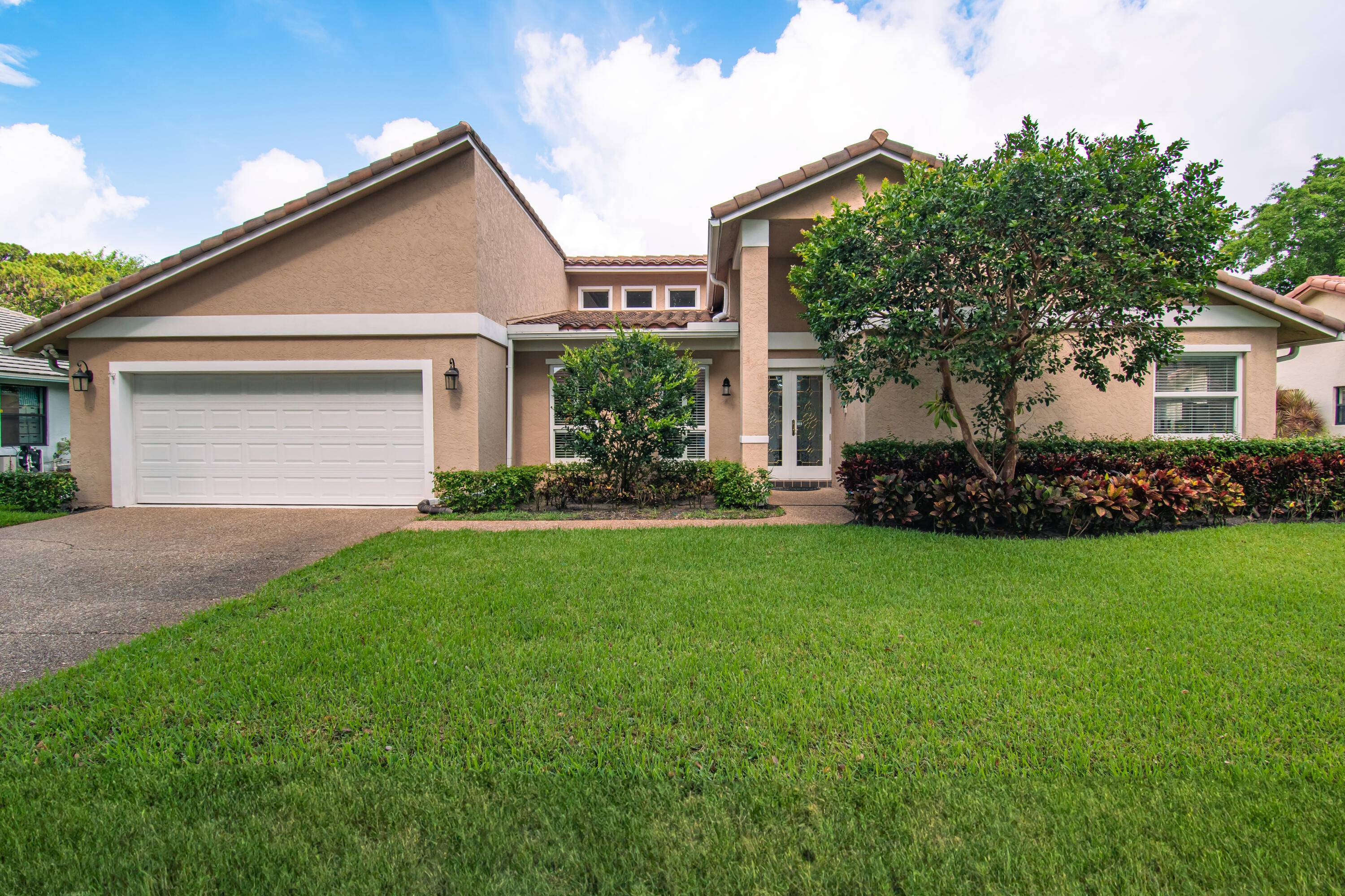 Immaculate Single Story Home in Desirable Lakewood Oaks Boca Raton, FLWelcome to this beautifully maintained and rarely available 4 bedroom, 2.