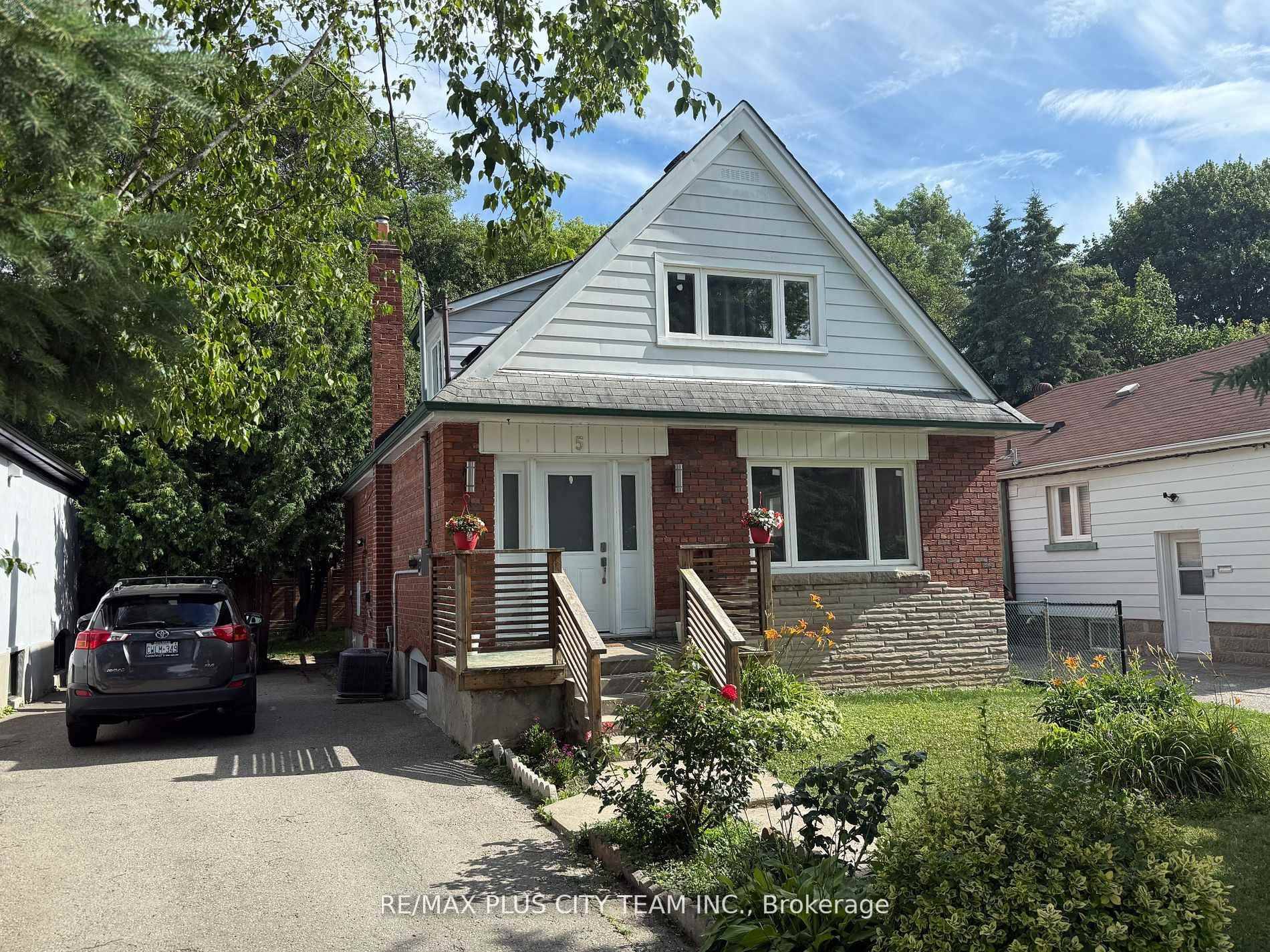 This immaculate and inviting 2 bedroom unit offers an exceptional blend of space, comfort, and convenience.