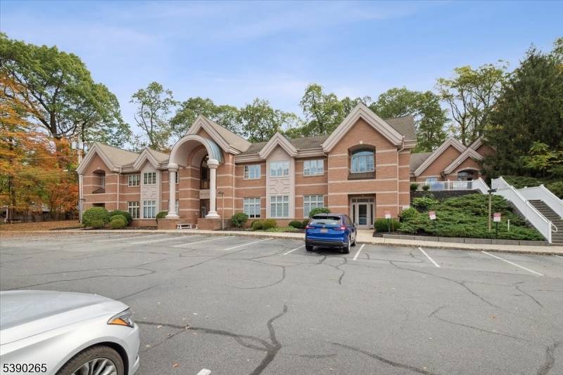 UNBELIEVABLE 100 OCCUPIED TROPHY ASSET !