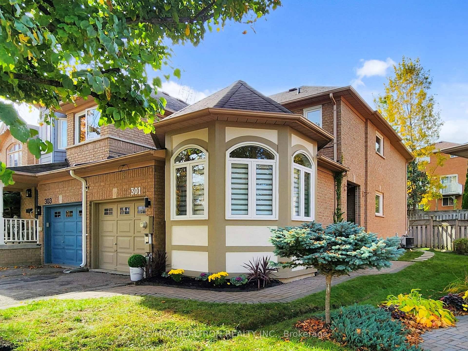 This freehold corner unit sits on a premium pie shaped lot in a highly sought after family friendly neighbourhood with excellent schools.