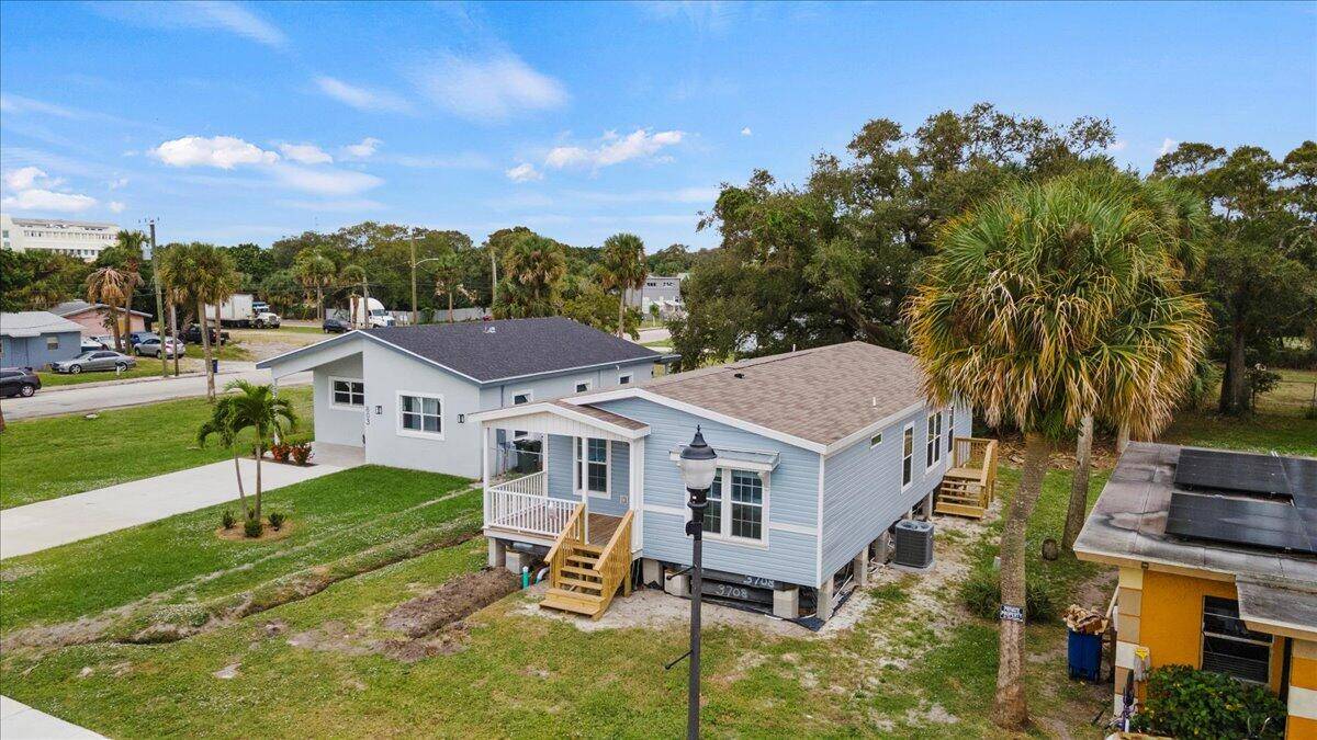 This brand new 2024 manufactured home features 3 spacious bedrooms and 2 bathrooms, with a modern kitchen that includes 42'' upper cabinets, stainless steel appliances, and an island for casual ...
