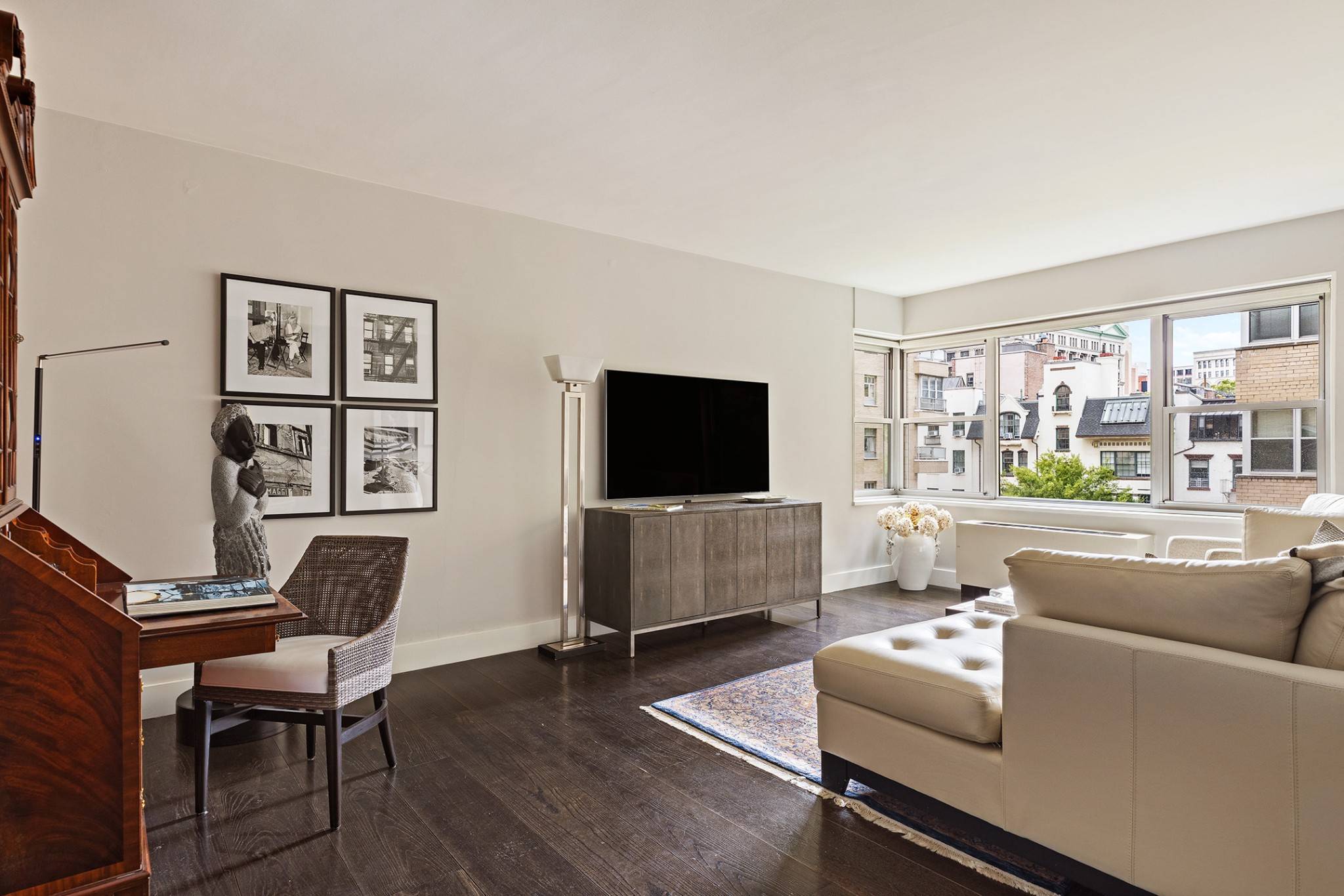 Welcome toResidence5U at 11 Fifth Avenue a rare opportunity to own a beautifully appointed1 bedroomhome in one of Greenwich Villages most sought after full service cooperatives, The Brevoort.
