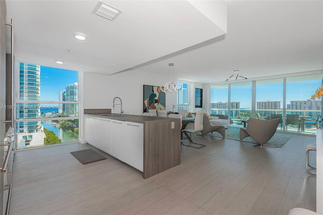 Breathtaking views ! ! High floor residence with views to the ocean, bay, Oleta park and the city skyline.