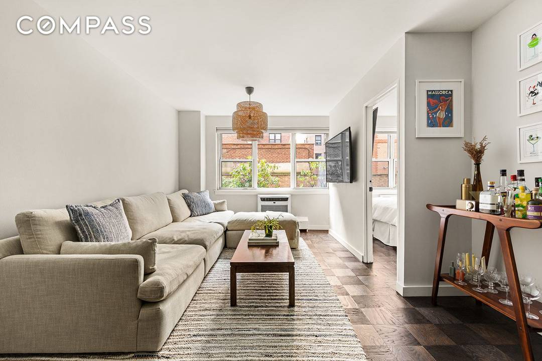 Stretch out in this one bedroom home featuring low monthlies, great layout and location in a full service Upper East Side co op.