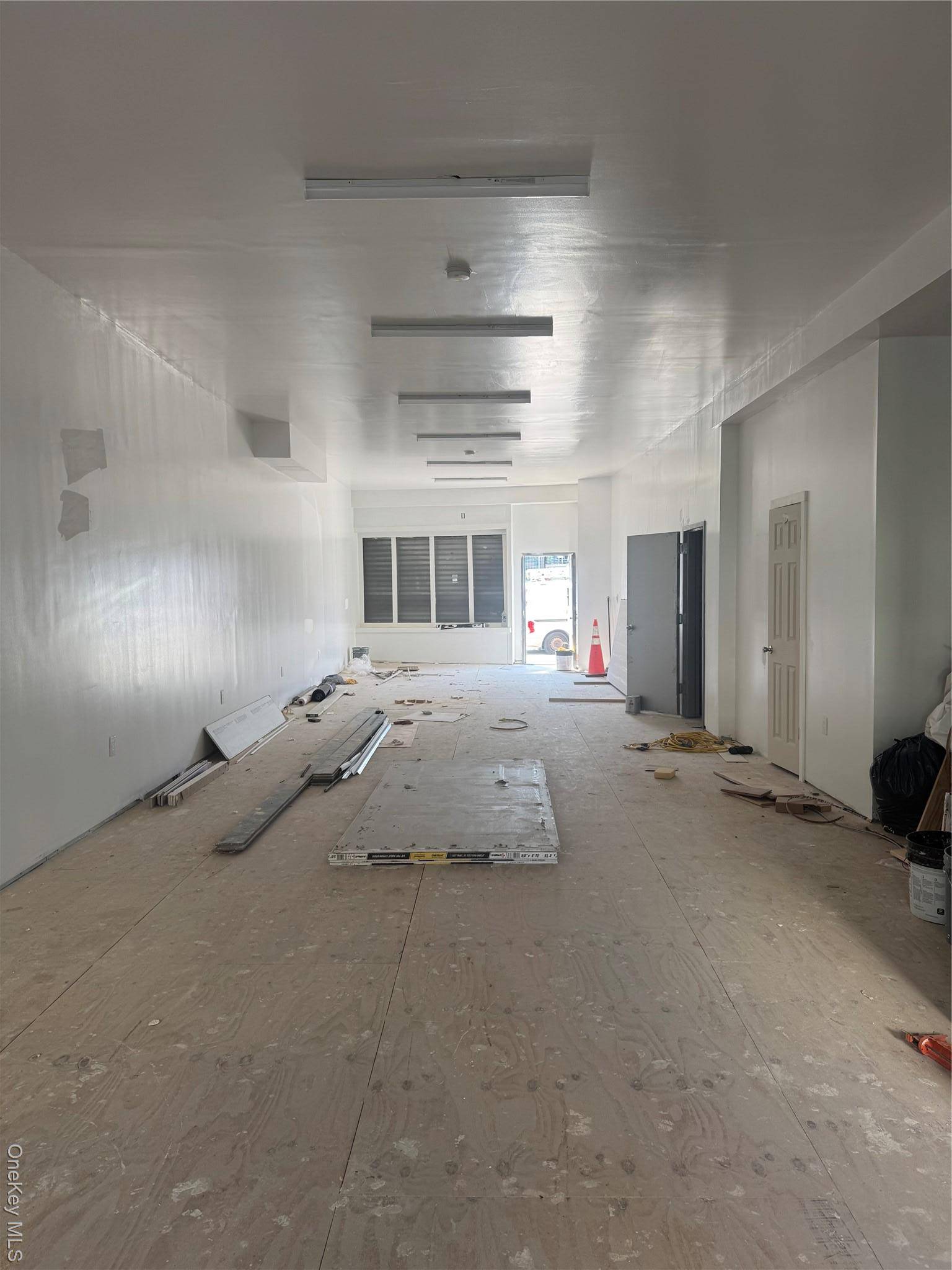 1100SF of commercial space and basement for lease in Jamaica avenue.