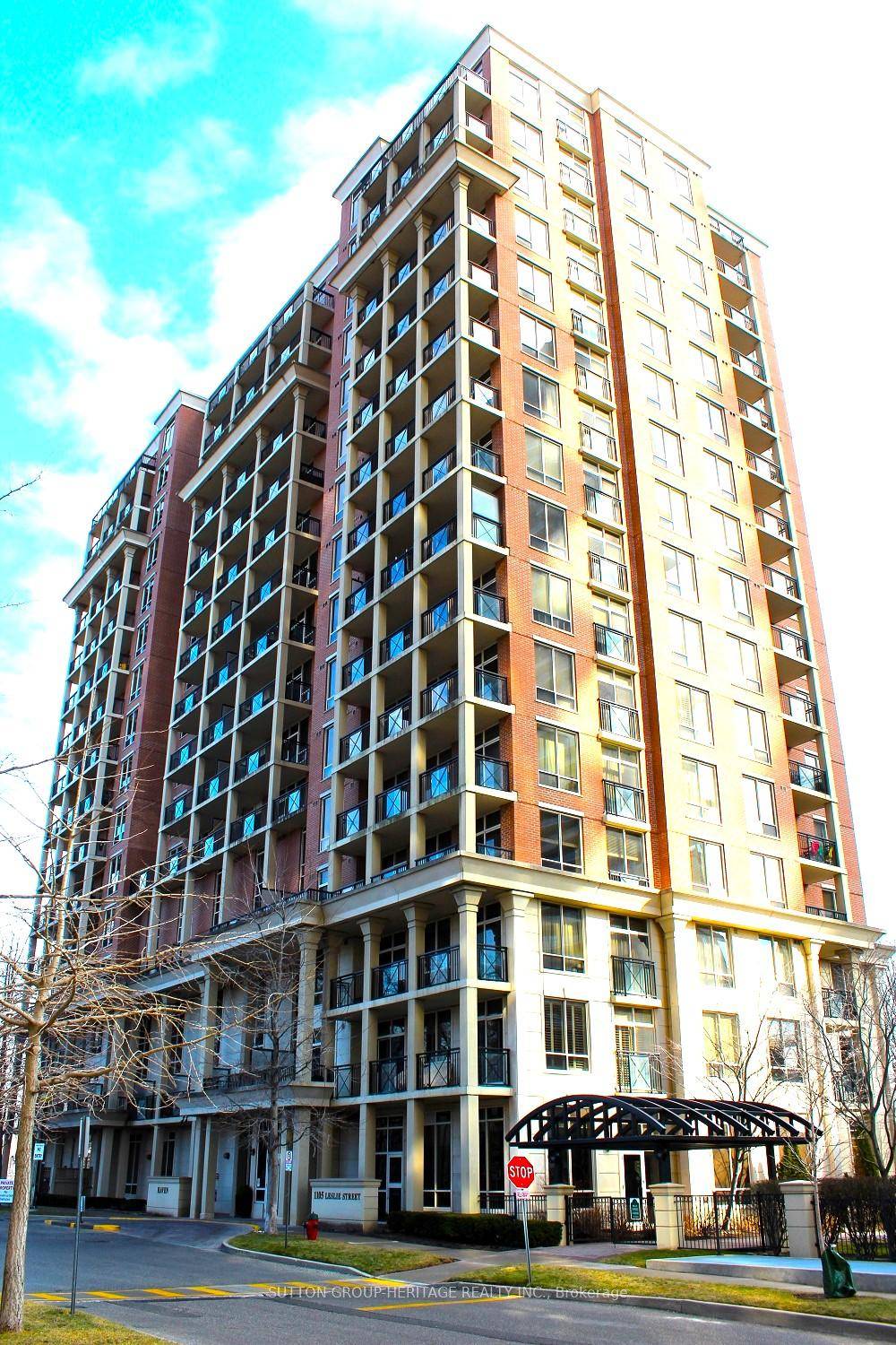 An Incredible Opportunity To Live In This Stunning 1 1 Bedroom Unit With An Oversized Balcony That Overlooks The Quiet Garden !