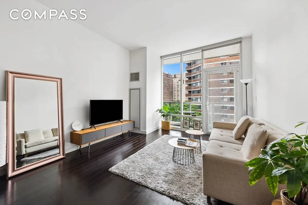 Welcome home to Residence 5B at the chic Tempo Condominium in the heart of Gramercy Park.