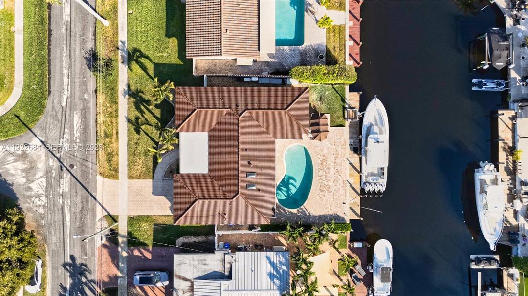 Prime Pompano Beach fully furnished waterfront home.