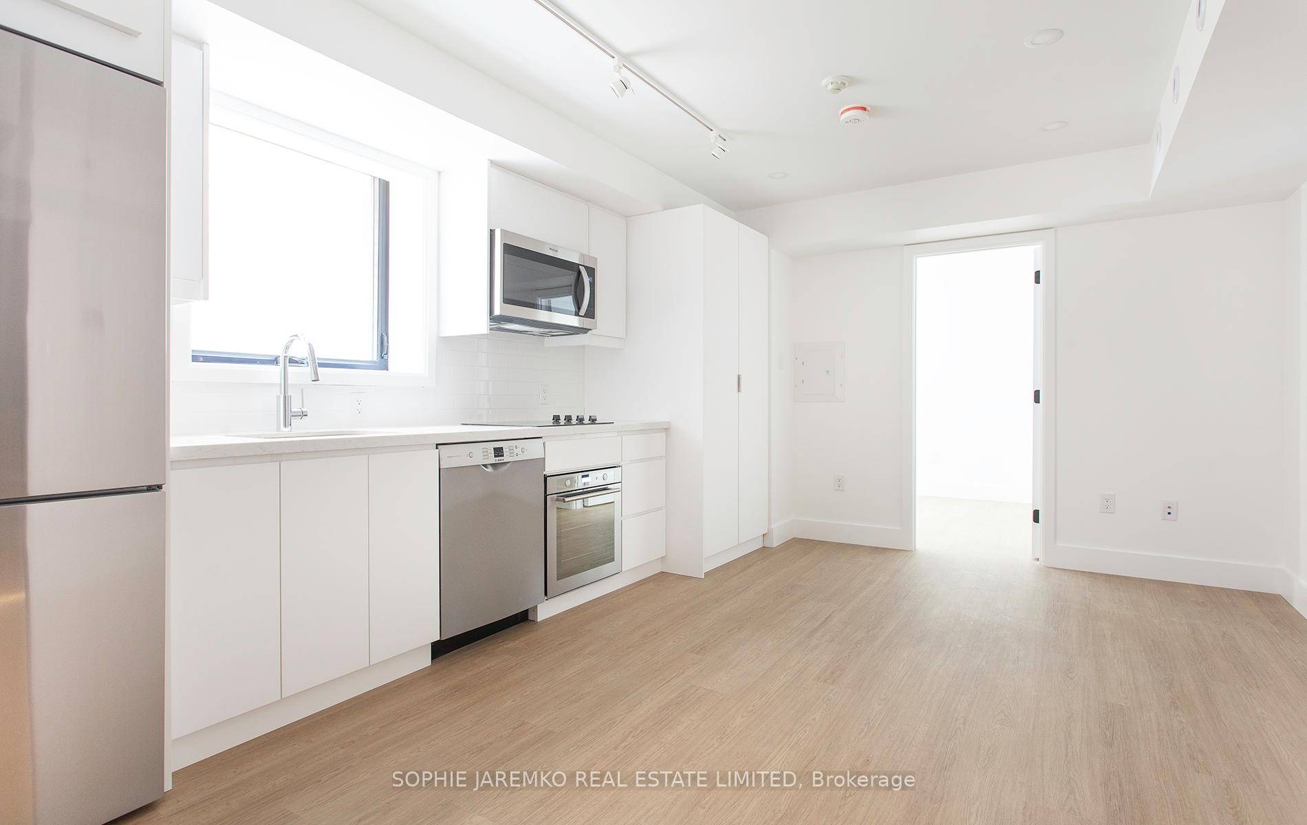 Live in this fabulously renovated 2021 unit in the heart of Roncesvalles.