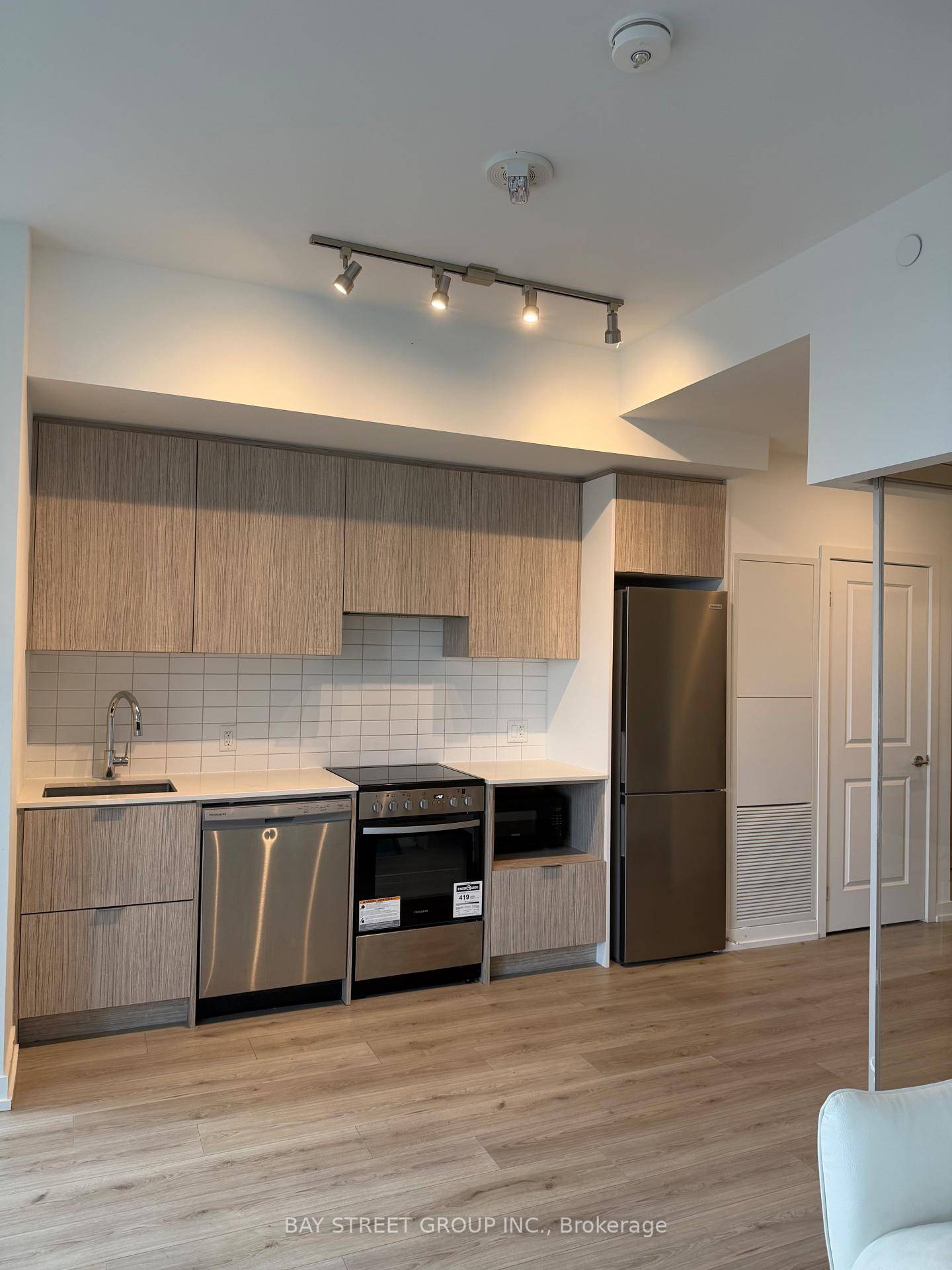 Location ! Location ! Luxury 1 1 Condo At The Rosedale On Bloor !