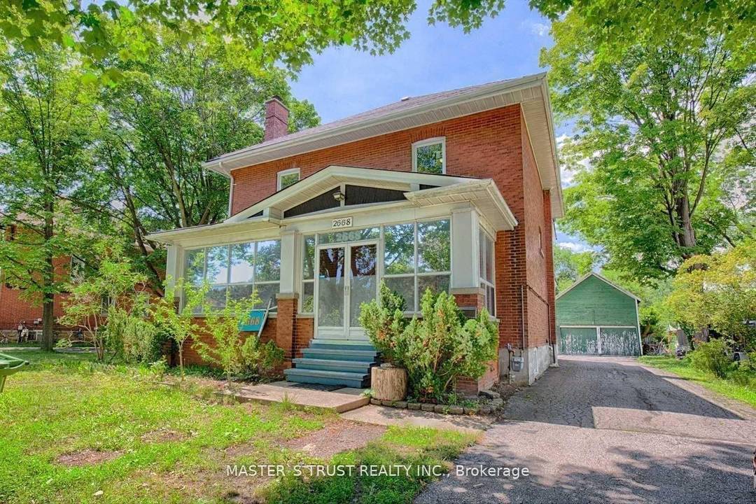 Excellent 2 1 2 Storey Victorian Solid Brick House, Excellent Lot, Super convenient and prime Location !