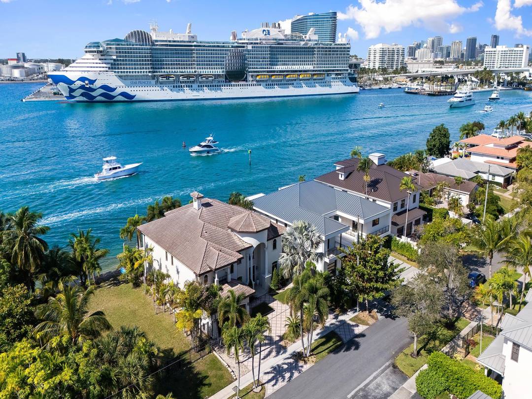 Unrivaled views over the Intracoastal waterway enhanced by a parade of yachts amp ; cruise ships.