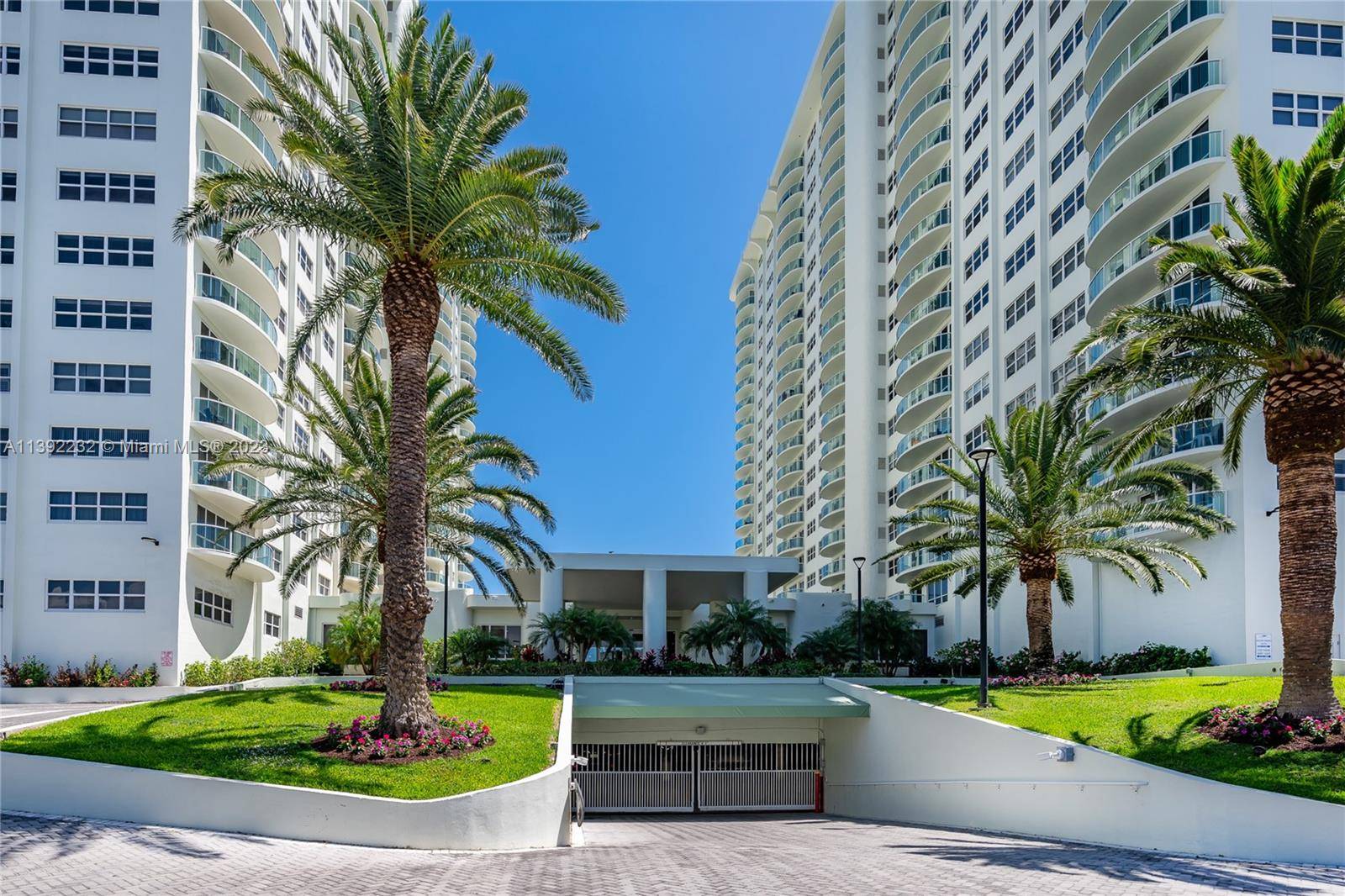 Escape to a fully furnished beachfront paradise with this breathtaking 1 1 condo in Fort Lauderdale.