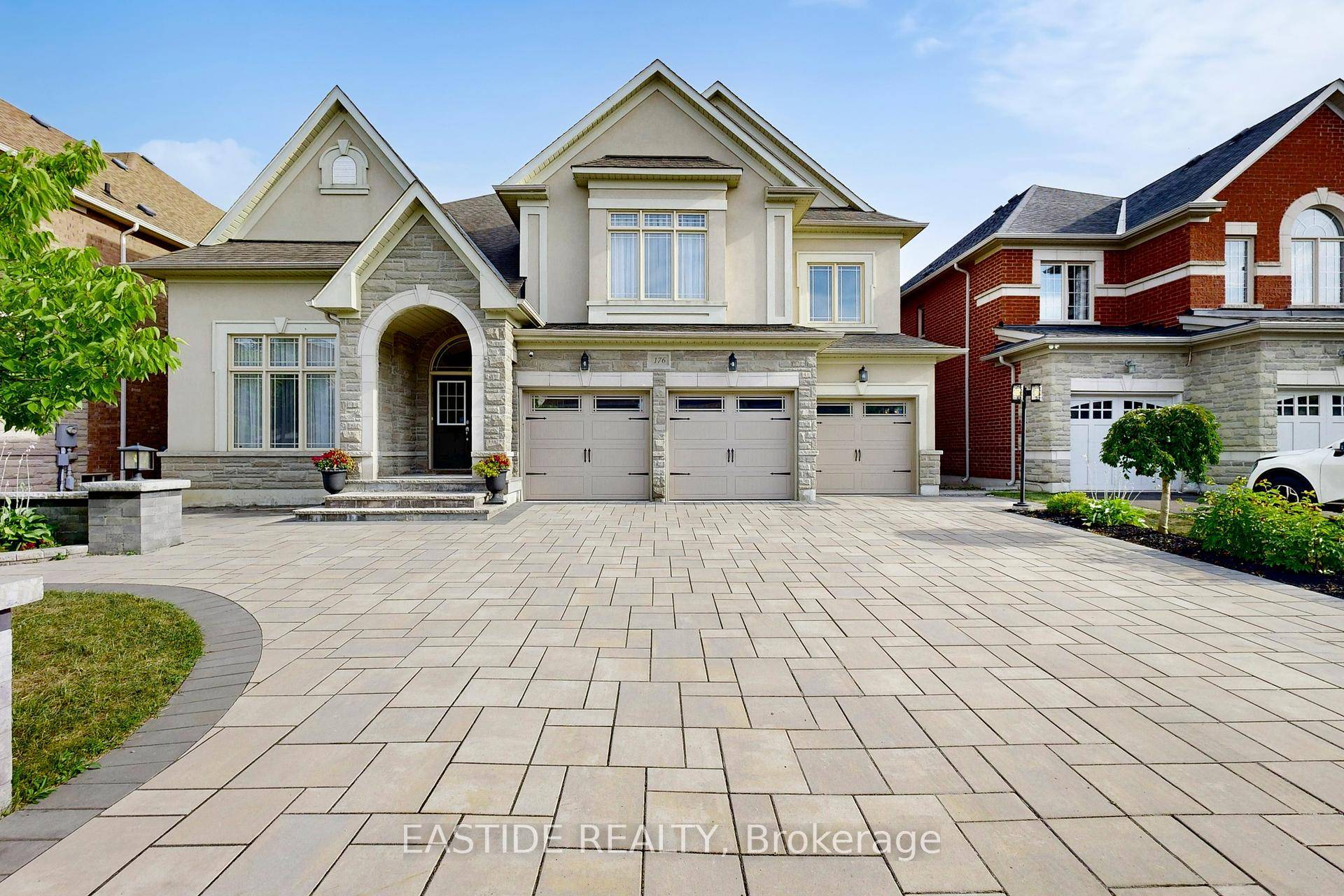 Welcome to this spectacular Premium RAVINE lot luxury home nestled in the prestigious Upper Thornhill Estates !