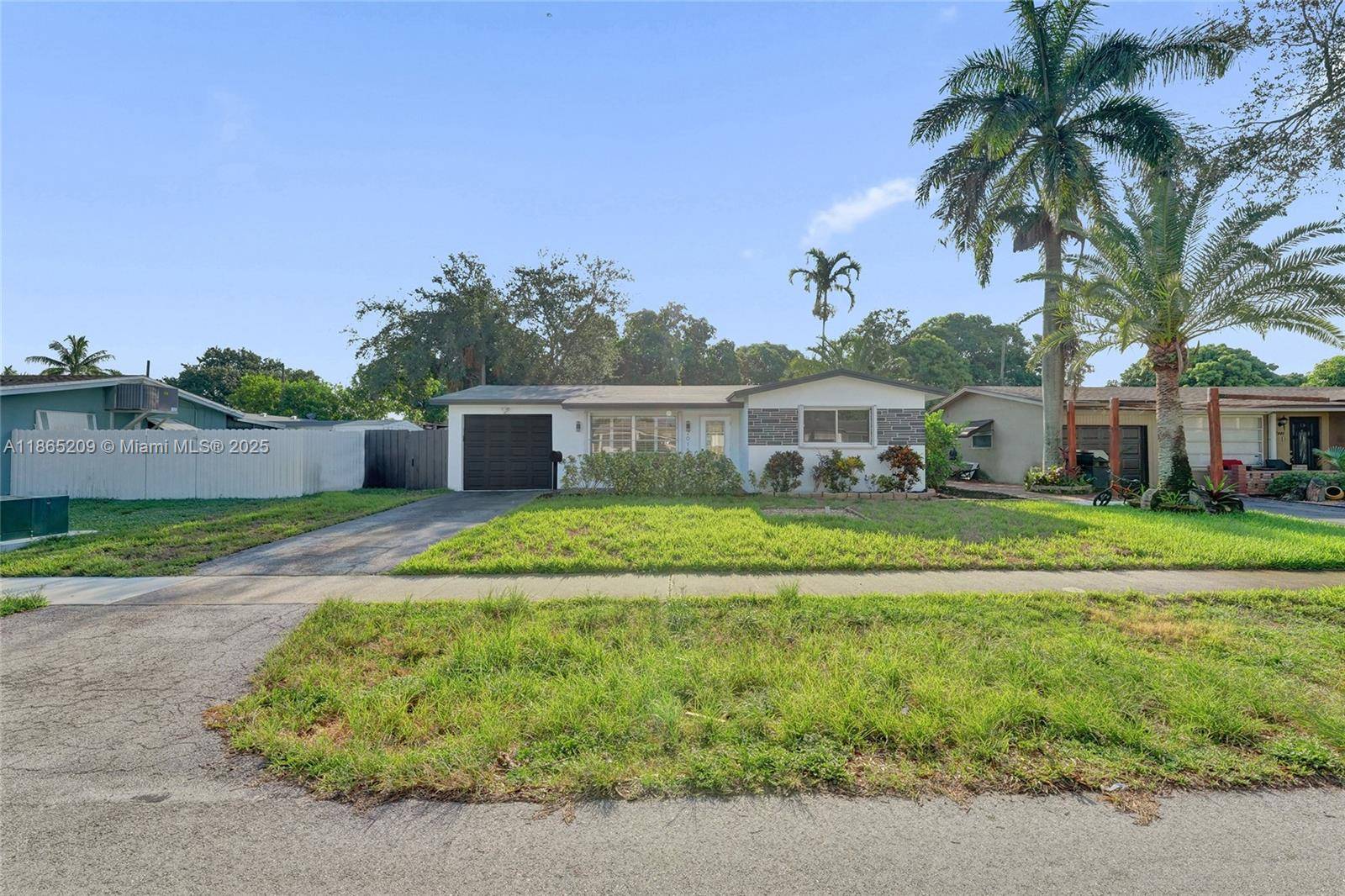 SPECTACULAR UPGRADED HOUSE 3 BEDROOMS 2 BATHS !