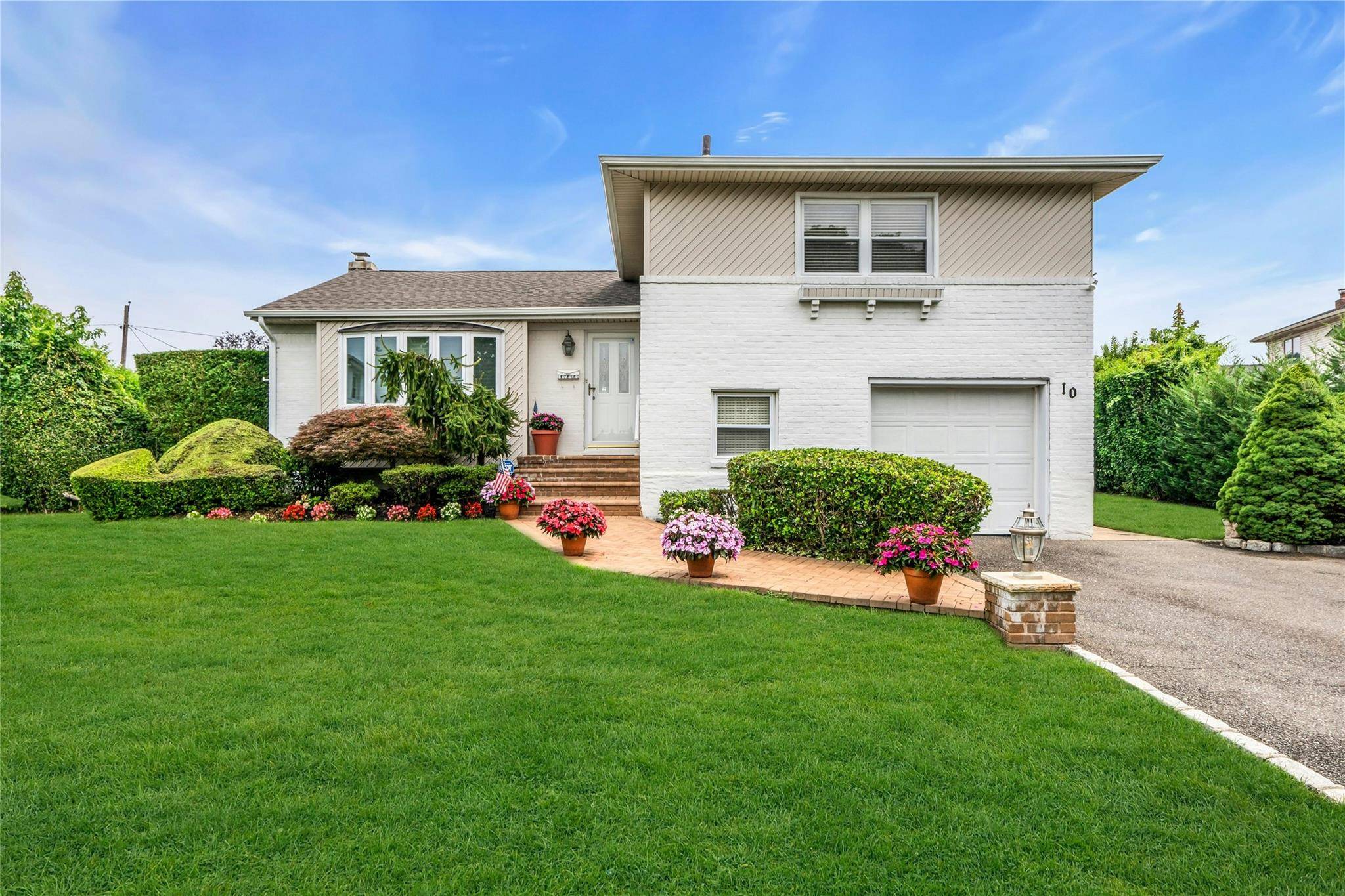 BEAUTIFUL CUL DE SAC LOCATION WELCOMES YOU TO THIS UPDATED MOVE IN SPLIT, PRIDE OF OWNERSHIP TRU OUT.