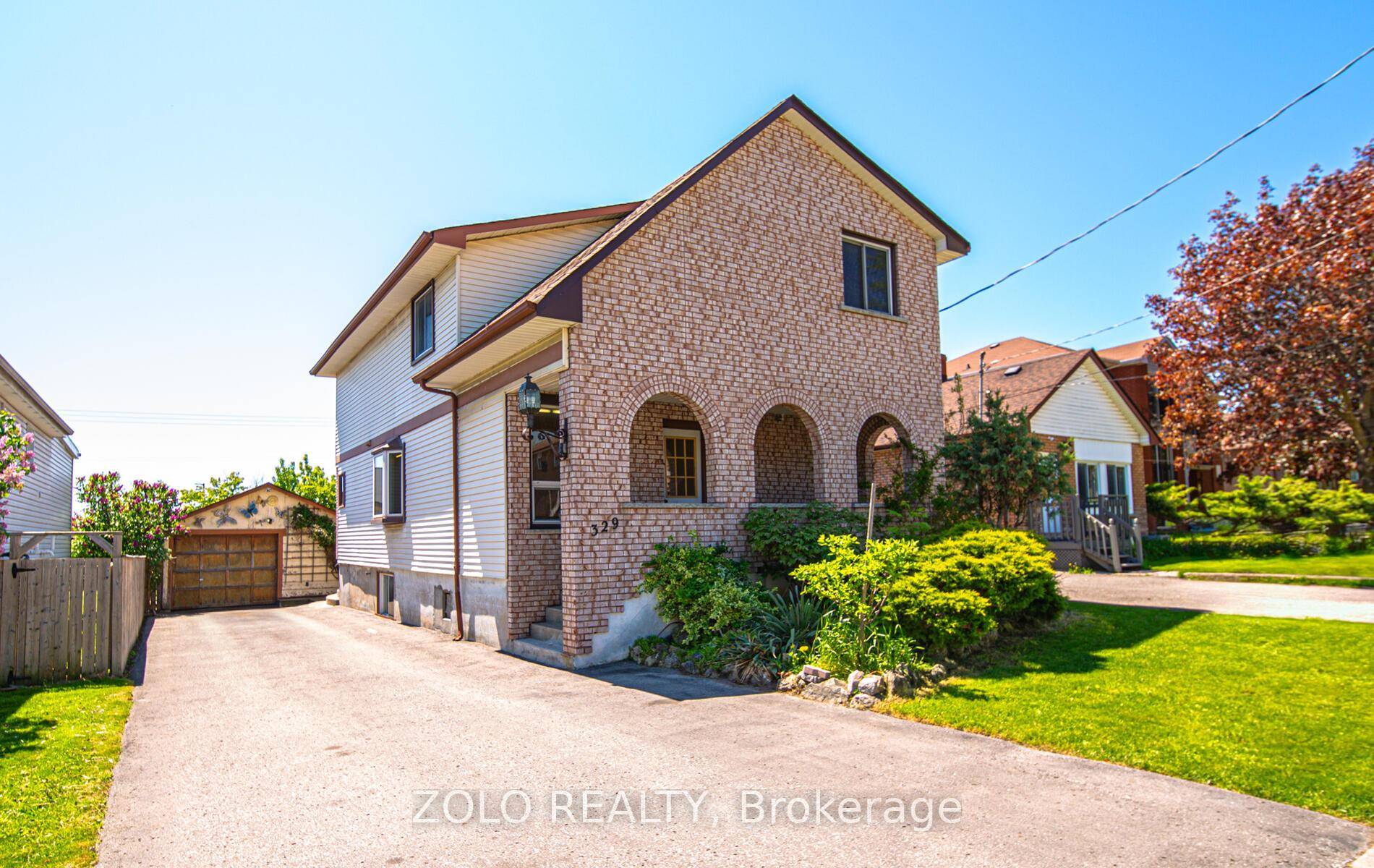 Excellent Investment or First Time Buyer Opportunity in Oshawa's Sought After McLaughlin Neighbourhood !