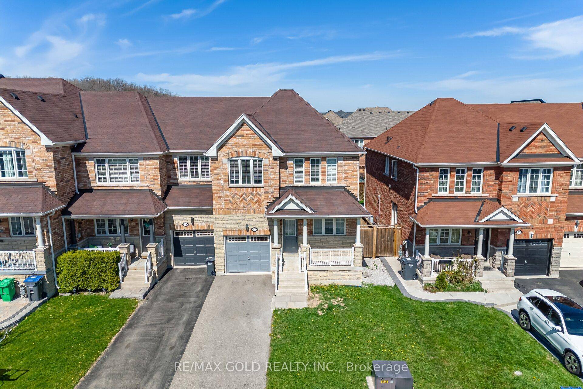 An Amazing Opportunity To Own A Magnificent Freehold Townhouse In The Brampton West Neighborhood, Just North Of The Mississauga Border.