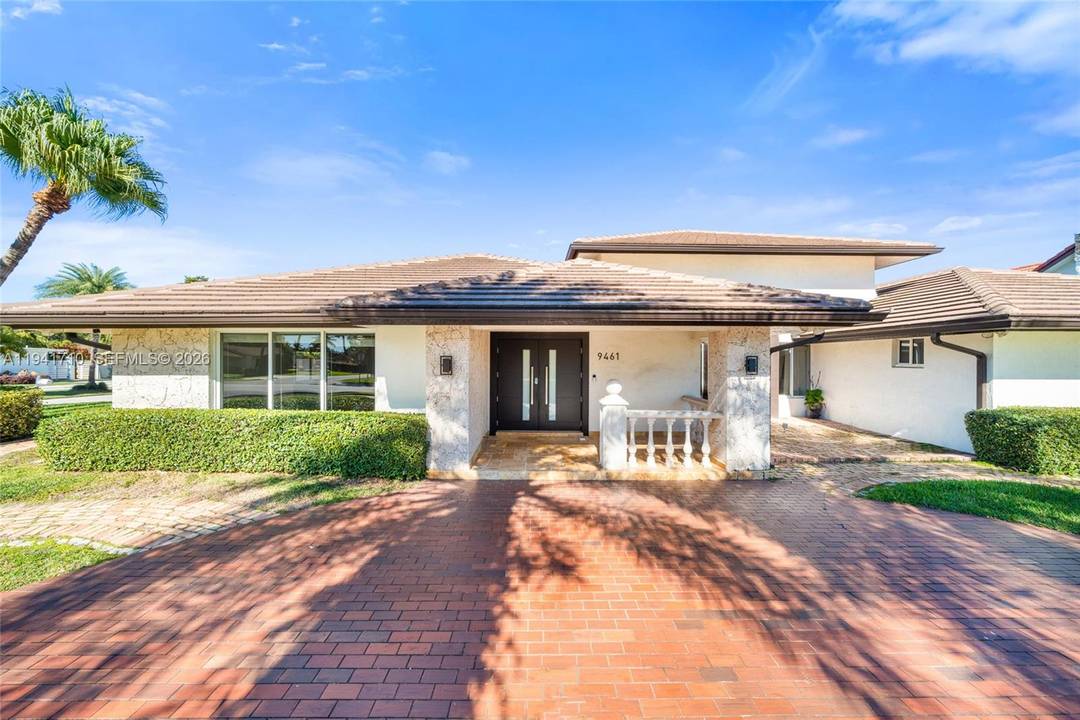 Distinguished luxury estate in South Miami, just 4 minutes from The Falls Mall.