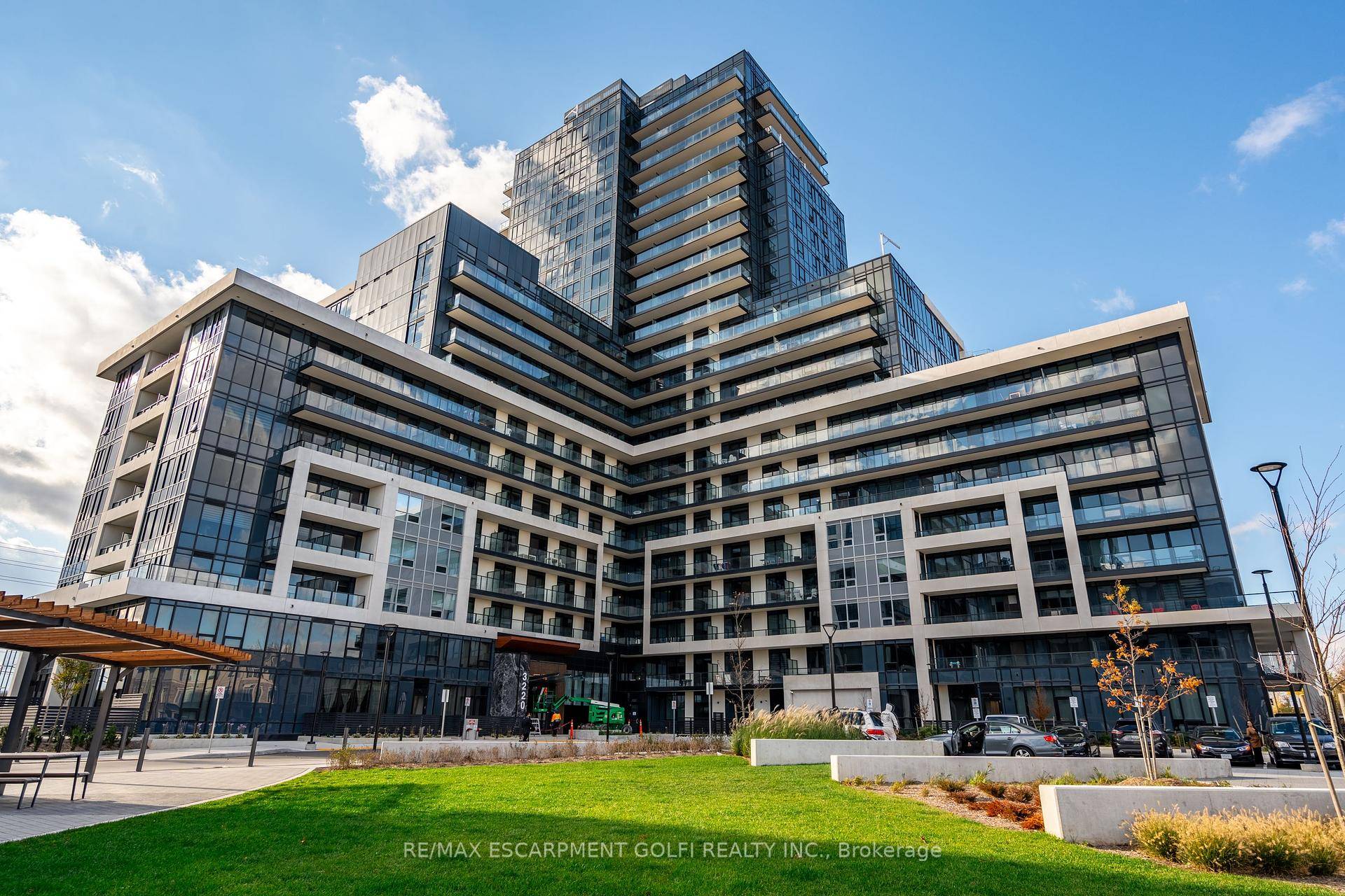 Welcome to contemporary living at 3220 William Coltson Ave in the heart of Oakville !