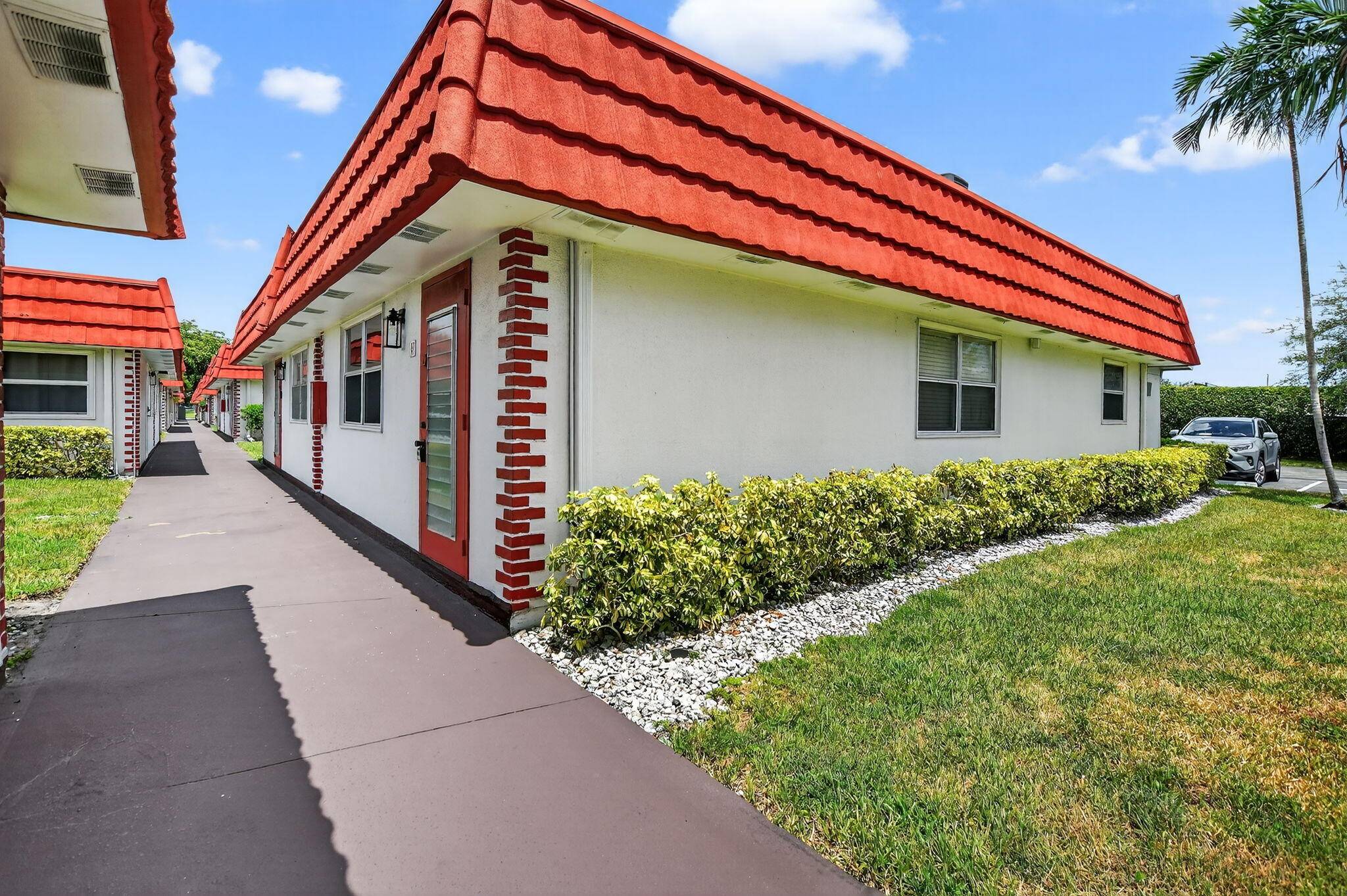 Welcome home ! This one story end unit villa has 1 bedroom and 1.
