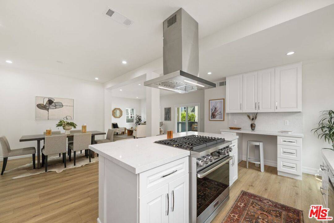 326  N Beachwood Dr 4BR Mid Wilshire La